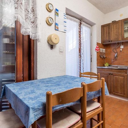 2 Bedroom Nice Apartment In Jablanac Buitenkant foto
