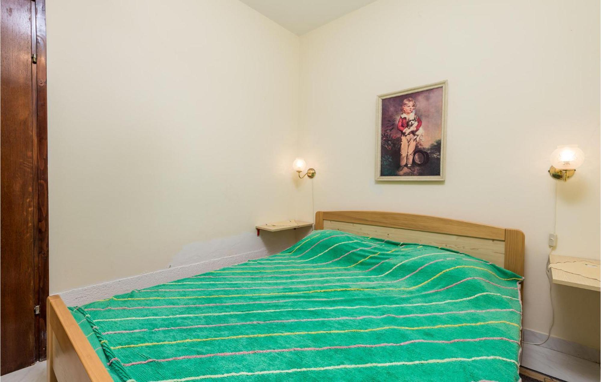 2 Bedroom Nice Apartment In Jablanac Buitenkant foto